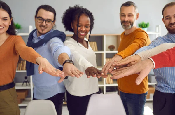Gruppe verschiedener multiethnischer Menschen, die sich die Hände zusammenschließen Frontaufnahme — Stockfoto