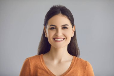 Fotoğraf stüdyosunun portresine gülümseyen mutlu beyaz kadın.