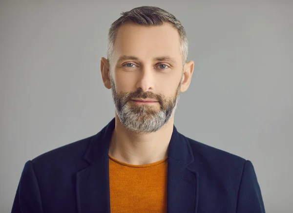 Schöner kaukasischer Hipster mit Bart-Gesicht-Porträt auf grauem Hintergrund — Stockfoto