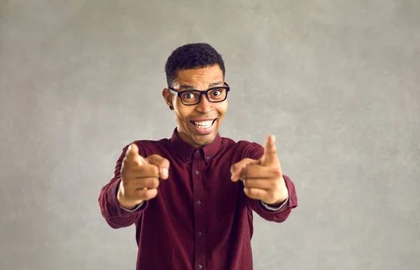 Portret van een vrolijke zwarte man die lacht en doet Youre Right of I Choose You gebaar — Stockfoto
