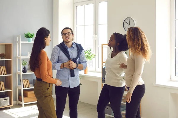 Grupo de jóvenes empresarios o colegas diversos que hablan en reuniones informales de oficina —  Fotos de Stock