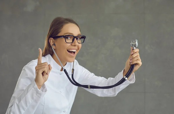 Женщина-врач с открытым ртом, широко носящая стетоскоп, понимает кое-что. — стоковое фото