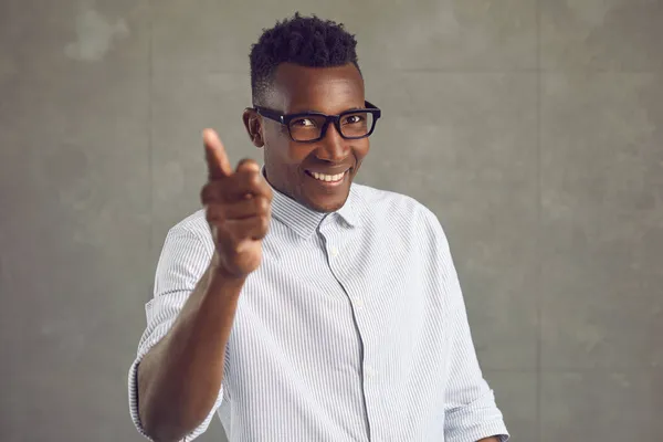Glücklich schöner schwarzer Mann lächelt und macht Youre Right Geste isoliert auf grauem Hintergrund — Stockfoto