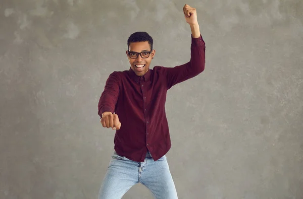 Jonge afrikaanse amerikaanse man verheugen zich succes met gebalde vuisten studio schot — Stockfoto