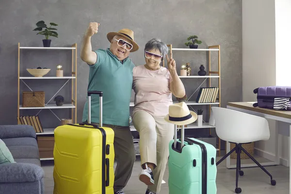 Glad aktiv senior par ha kul hemma innan du går på semester resa tillsammans — Stockfoto