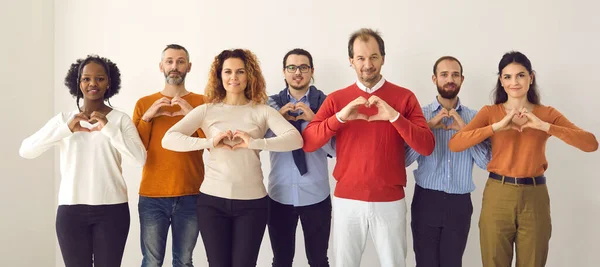 Banner com retrato de grupo de pessoas felizes fazendo gesto de coração enviando-lhe amor e gratidão — Fotografia de Stock