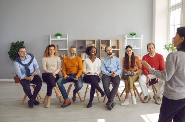 İlgilenen farklı dinleyiciler sıraya girip bir koçu ya da psikoloğu dinliyorlar.