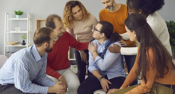 Vielfältige multiethnische Menschen, die Teamkollegen psychologisch unterstützen — Stockfoto