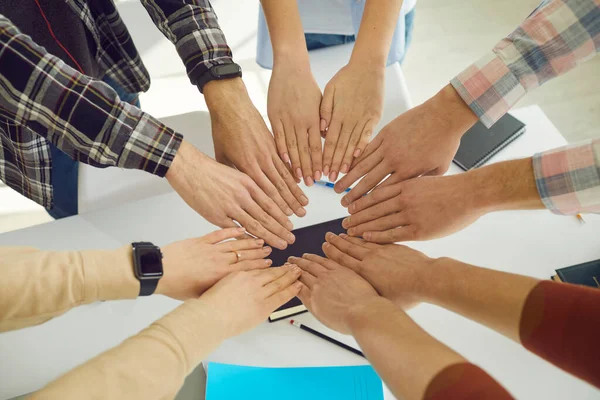 Grupo de jóvenes hacen forma de círculo de palmas que unen juntos vista superior —  Fotos de Stock