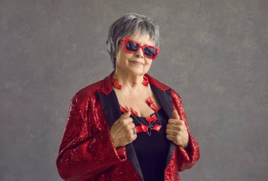 Gri stüdyo arka planında son sınıf öğrencisinin portresi.