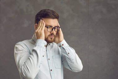 Kafa masajı yapan zeki genç adam sakinleşmeye ve stresten kurtulmaya çalışıyor.