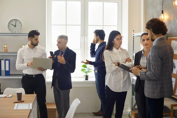 Gruppo di impiegati lavorano e risolvono vari problemi in un moderno centro di coworking. — Foto Stock