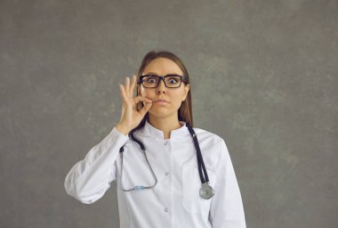 Doktor ağzını kapalı tutarak hastaların özel yaşamlarını koruma sözü veriyor.