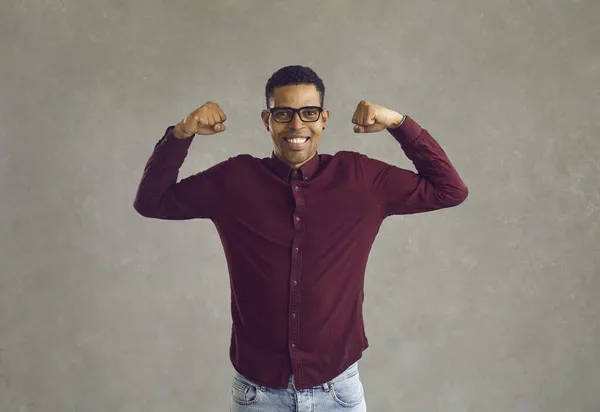Afro-Amerikaanse man toont kracht en macht met handen studio schot — Stockfoto