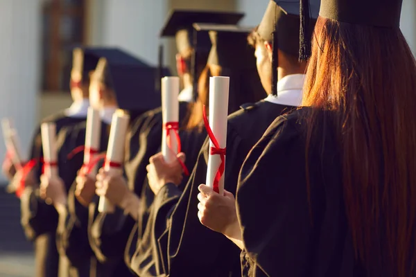 Απόφοιτος. Επίλεκτη εστίαση στην αποφοίτηση φοιτητής στο ακαδημαϊκό καπέλο και φόρεμα κατέχει δίπλωμα — Φωτογραφία Αρχείου