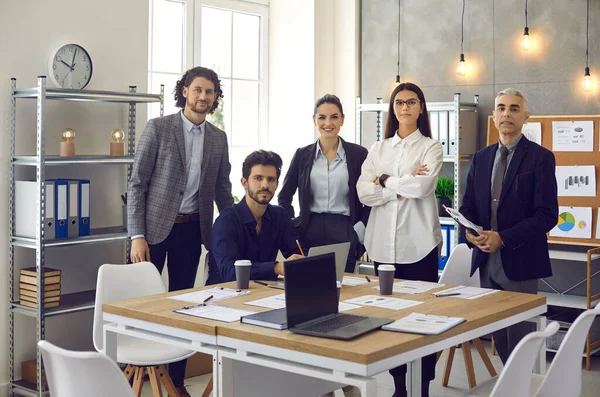 Portrait de personnes confiantes et réussies lors d'une réunion dans le bureau d'un centre d'affaires moderne. — Photo