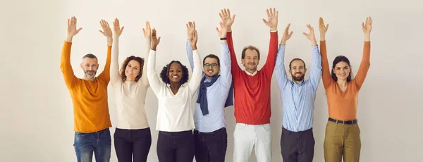 Banner com a equipe de pessoas de negócios diversa feliz de pé mãos para cima no fundo do estúdio — Fotografia de Stock