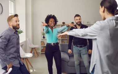 İki neşeli genç kadın birbirlerini evlerinde eğlenceli bir partide görmek için heyecanlılar.
