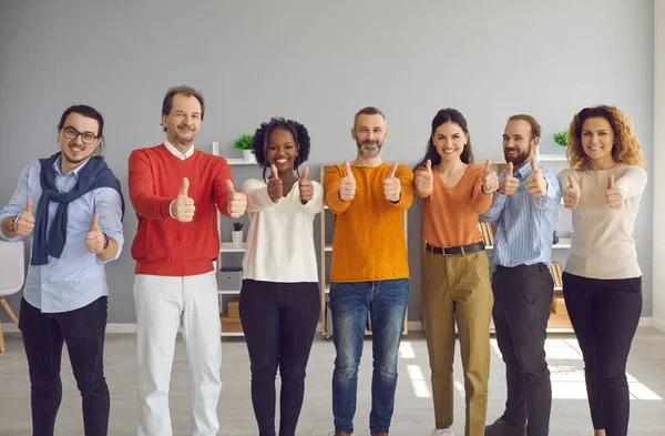 Diverse Personengruppen zeigen Daumen hoch und Zufriedenheitsgefühle stehen in Reihe — Stockfoto