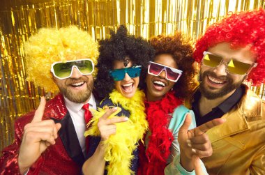 Neşeli, çoklu etnik çeşitliliğe sahip komik insanlar grubu kamera önünde oynaşıyor.