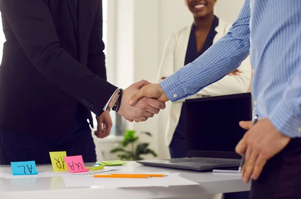 Geschäftsleute per Handschlag zum Abschluss erfolgreicher Einigung im Amt — Stockfoto