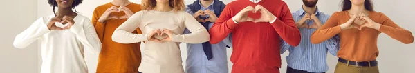 Banner con grupo de personas haciendo gesto de mano en forma de corazón mostrando amor y gratitud — Foto de Stock