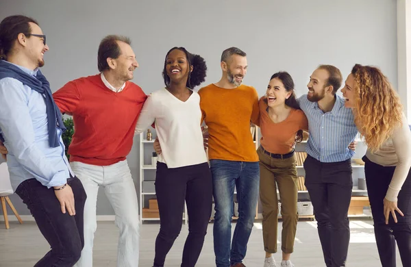 Grupo de felizes e alegres amigos divertidos abraçando, rindo e se divertindo juntos — Fotografia de Stock