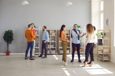 Modern ofis çalışma alanındaki iş ağı etkinliğinde iletişim kuran çeşitli insanlar