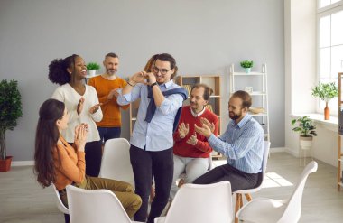 Mutlu müteşekkir adam grup terapisi toplantısındaki insanlara yardım ve destek için teşekkür ediyor.