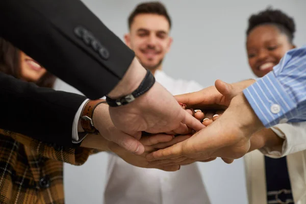 Equipo diverso de gente feliz del negocio que pone manos juntas en reunión corporativa — Foto de Stock