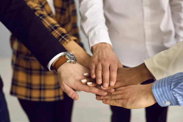 Equipo de gente de negocios diversa poniendo manos juntas en la reunión de trabajo corporativo — Foto de Stock