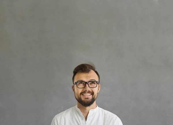 Close-up portret van bedachtzame jonge pensive zakenman op zoek naar up op grijs — Stockfoto