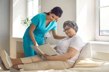 Huzurevinde bakıcı yaşlı bir kadının yatakta yatarken okuduğu bir kitabı tartışır..