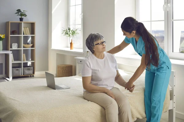 L'infirmière ou le soignant à domicile soutient et aide la femme âgée dans tous ses besoins quotidiens — Photo