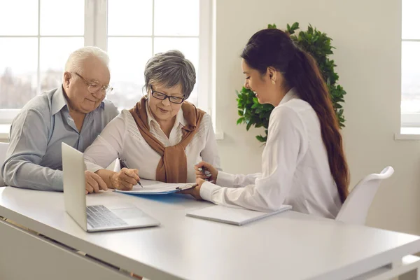 Oud gehuwd echtpaar tekent contract overeenkomst bij bank manager vergadering — Stockfoto