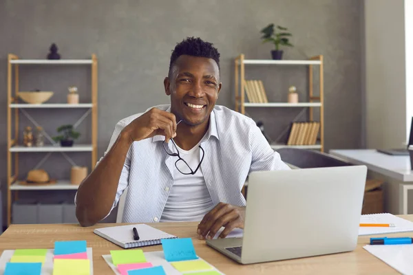 Portrait de jeune homme d'affaires afro-américain souriant et joyeux à l'ordinateur portable — Photo