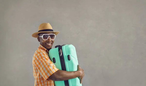 Копіювати космічний банер з портретом щасливого чорного туриста, який тримає м'ятну зелену валізу — стокове фото