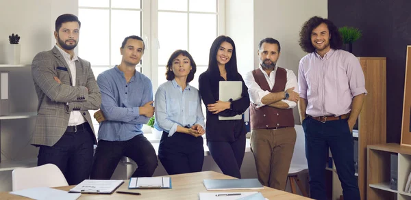 Équipe d'affaires diversifiée de professionnels portrait dans la salle de réunion de bureau — Photo