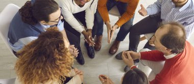 Terapi seansında ya da iş toplantısında iletişim kuran bir grup insanla afiş