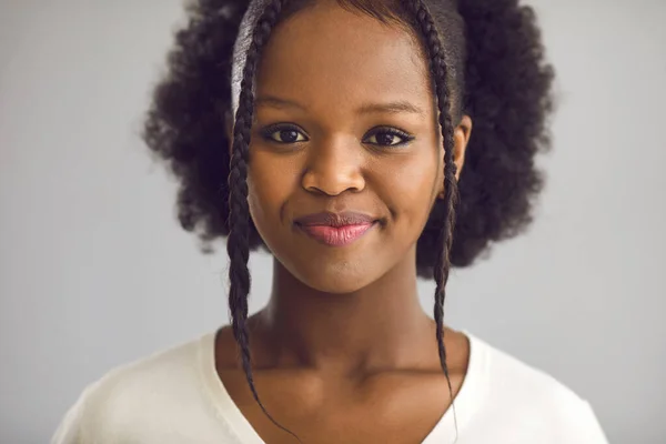 美丽的非洲裔美国年轻女子面对肖像画特写镜头 — 图库照片