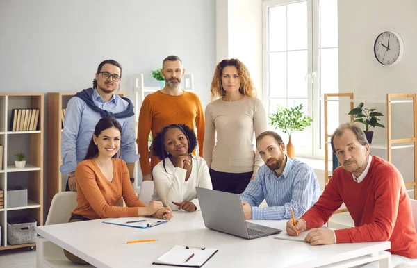 Різні люди групують ділову команду різноманітна громада, яка зустрічається в офісі — стокове фото