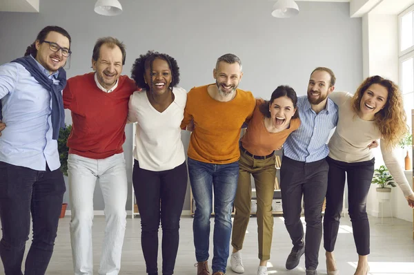 Equipe de pessoas de negócios e amigos divertidos felizes se reunindo, rindo e se divertindo juntos — Fotografia de Stock