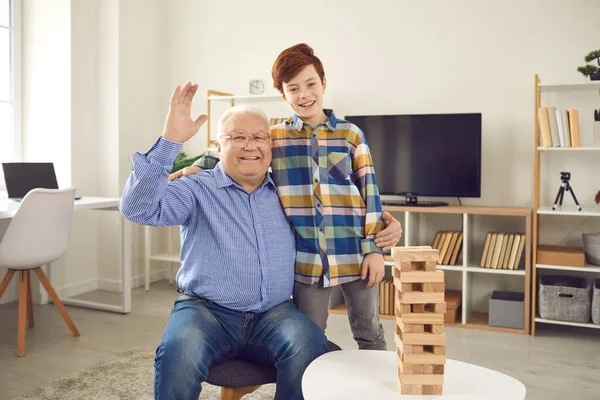 Ritratto di nonno felice e del suo nipotino che guarda la macchina fotografica e sorride — Foto Stock