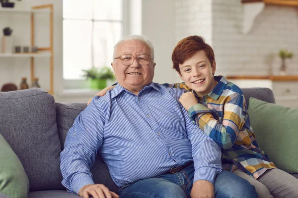 Buon nonno e nipoti a casa concetto — Foto Stock