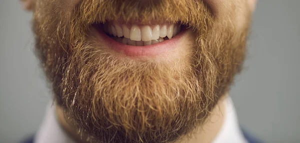 若いですbeadedヒップスター男与え笑顔ショー歯へカメラクローズアップショット — ストック写真