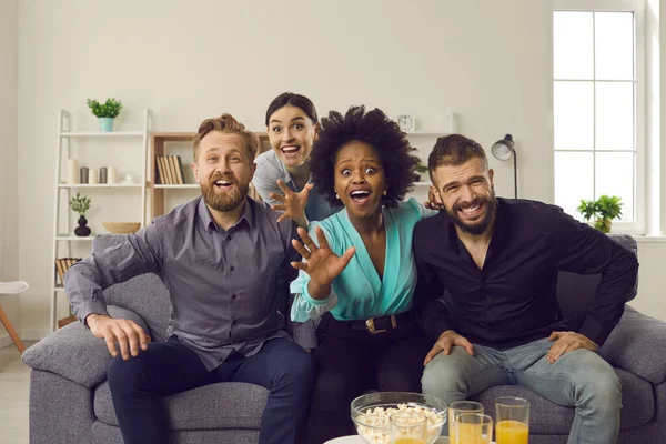 Bir grup korkmuş uluslararası arkadaş evlerinde kanepede oturup korku filmi izliyorlar..