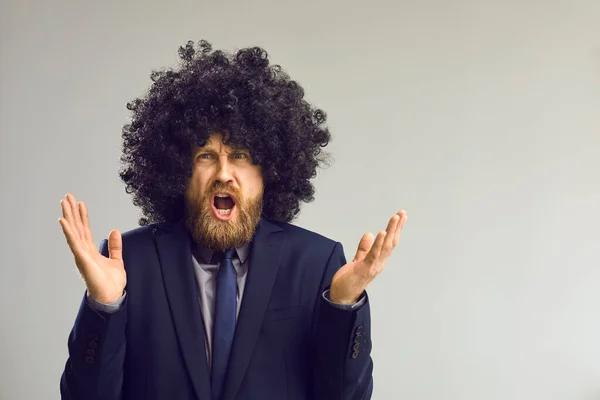 Engraçado homem em cabelo afro peruca irritado gritando e gesticulando em câmera estúdio tiro — Fotografia de Stock