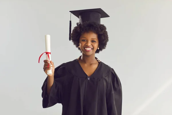 Ylpeä afrikkalainen amerikkalainen jatko-opiskelija osoittaa diplomi studio headshot muotokuva — kuvapankkivalokuva