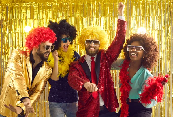 Mutlu çoklu etnik arkadaşlar, dans ederek ve gülerek eğlenin..