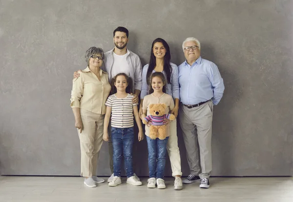 Studio ritratto di felice famiglia multi generazionale in piedi insieme e sorridente — Foto Stock